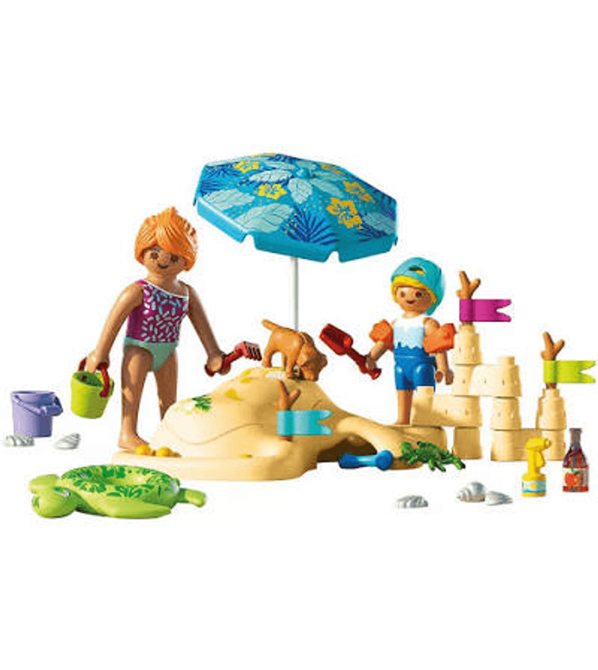 Set de playa Playmobil con dos figuras, sombrilla, castillo de arena, perro y accesorios sobre fondo blanco.