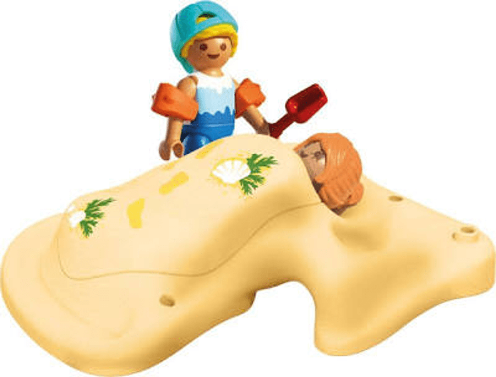 Figuras de Playmobil en una playa de arena con conchas.