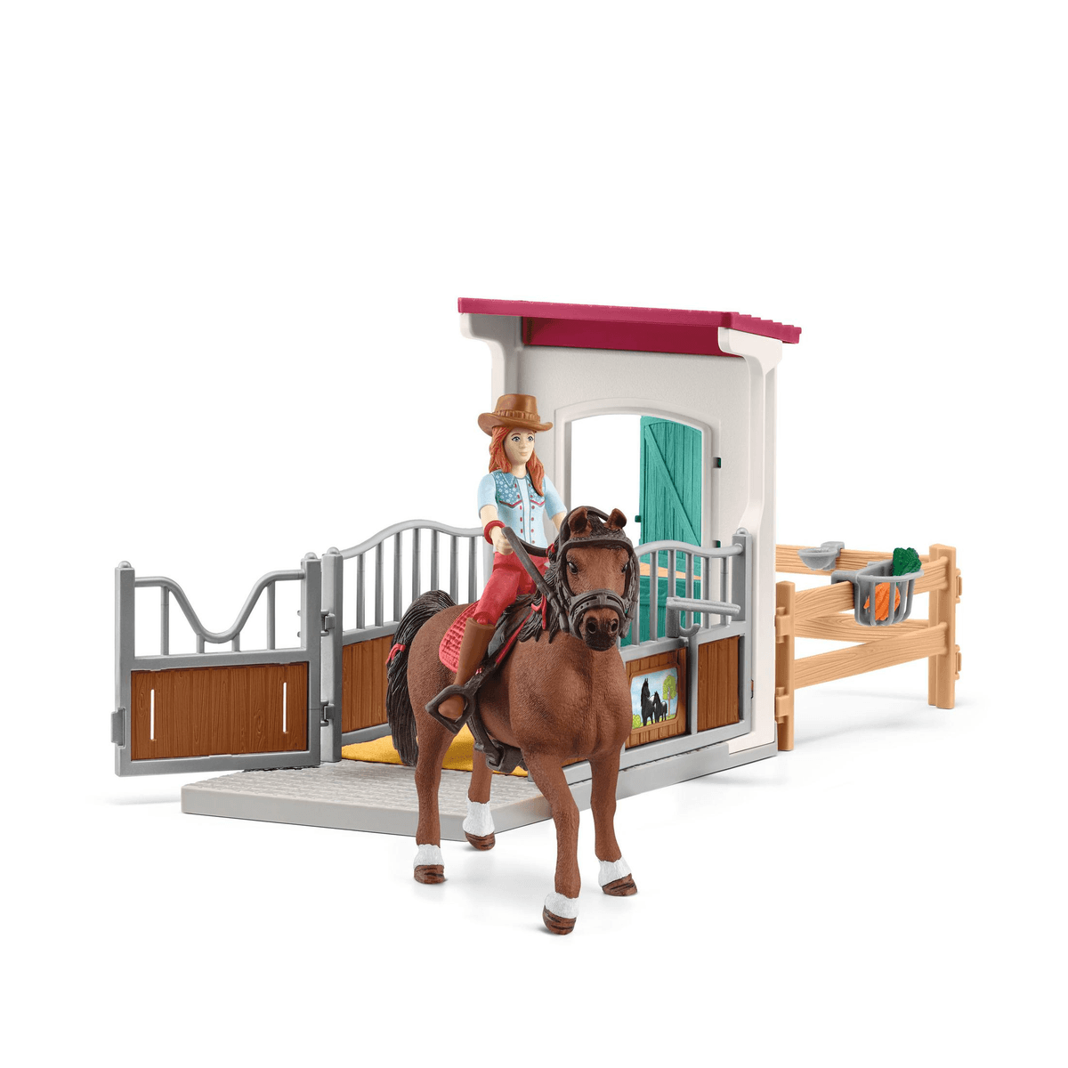 Una jinete con sombrero montada en un caballo marrón frente a la puerta del establo.