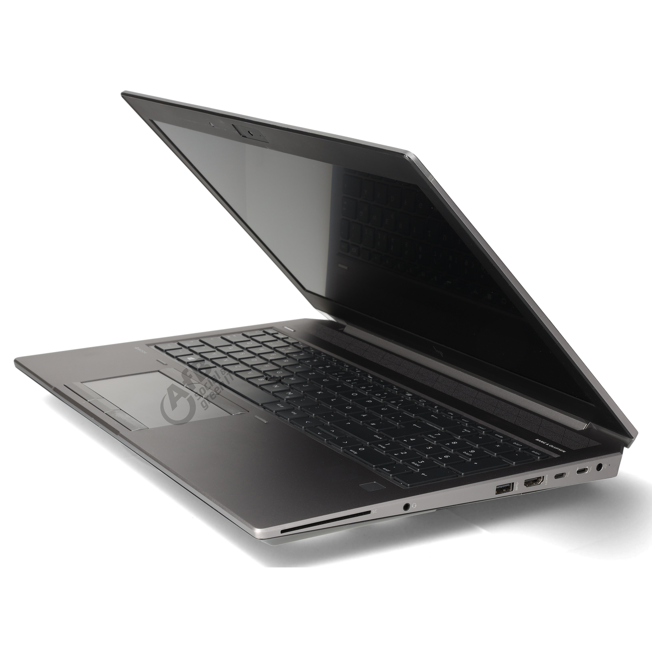 Ein offener, dunkelgrauer Laptop auf weißem Hintergrund, seitlich fotografiert.
