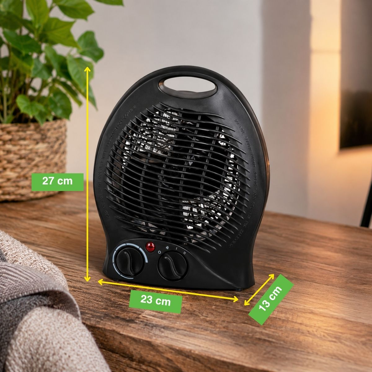 Un radiateur soufflant noir sur une table en bois mesurant 27 cm de hauteur, 23 cm de largeur et 13 cm de profondeur.