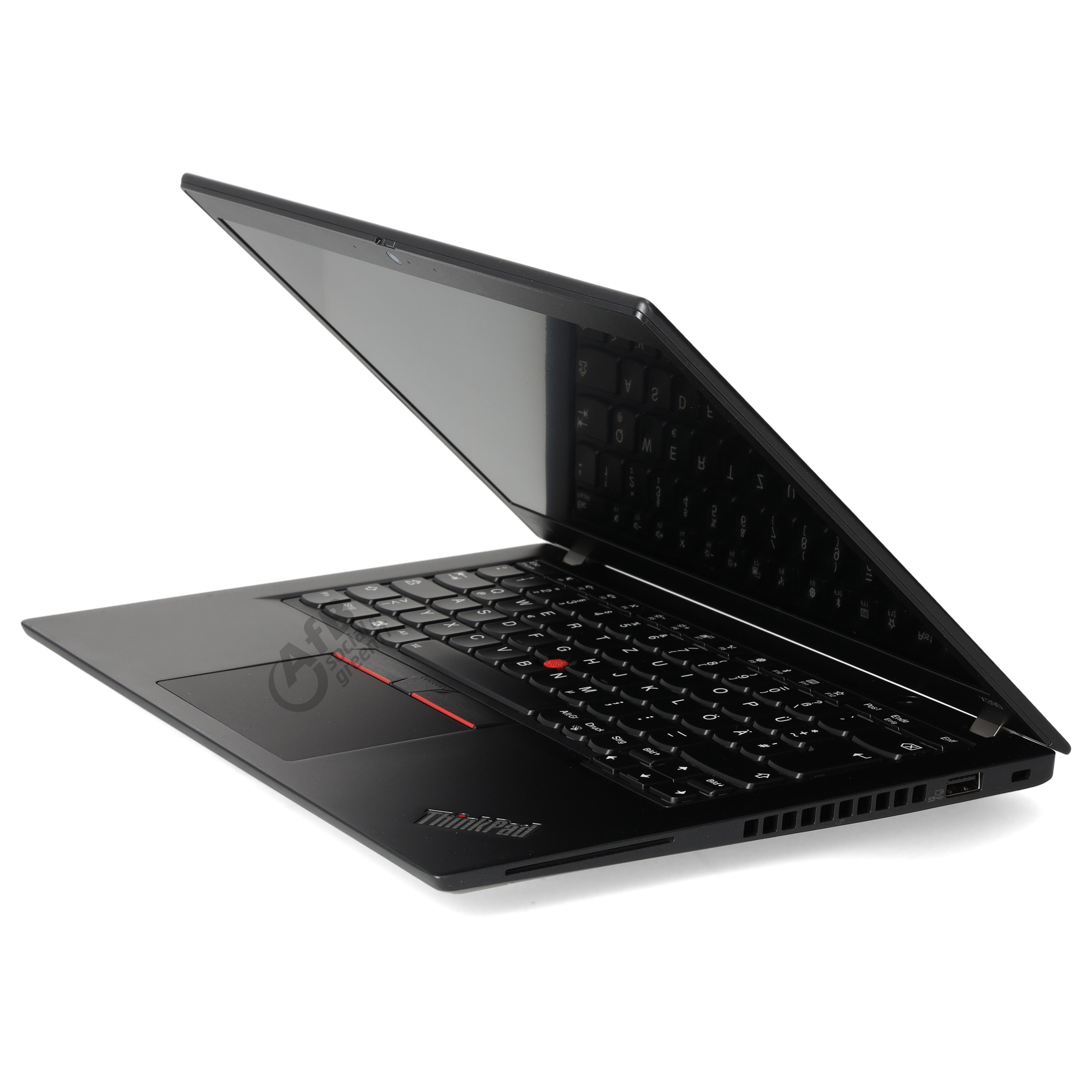 Ein schwarzer Laptop steht auf weißem Hintergrund, seitlich geöffnet.