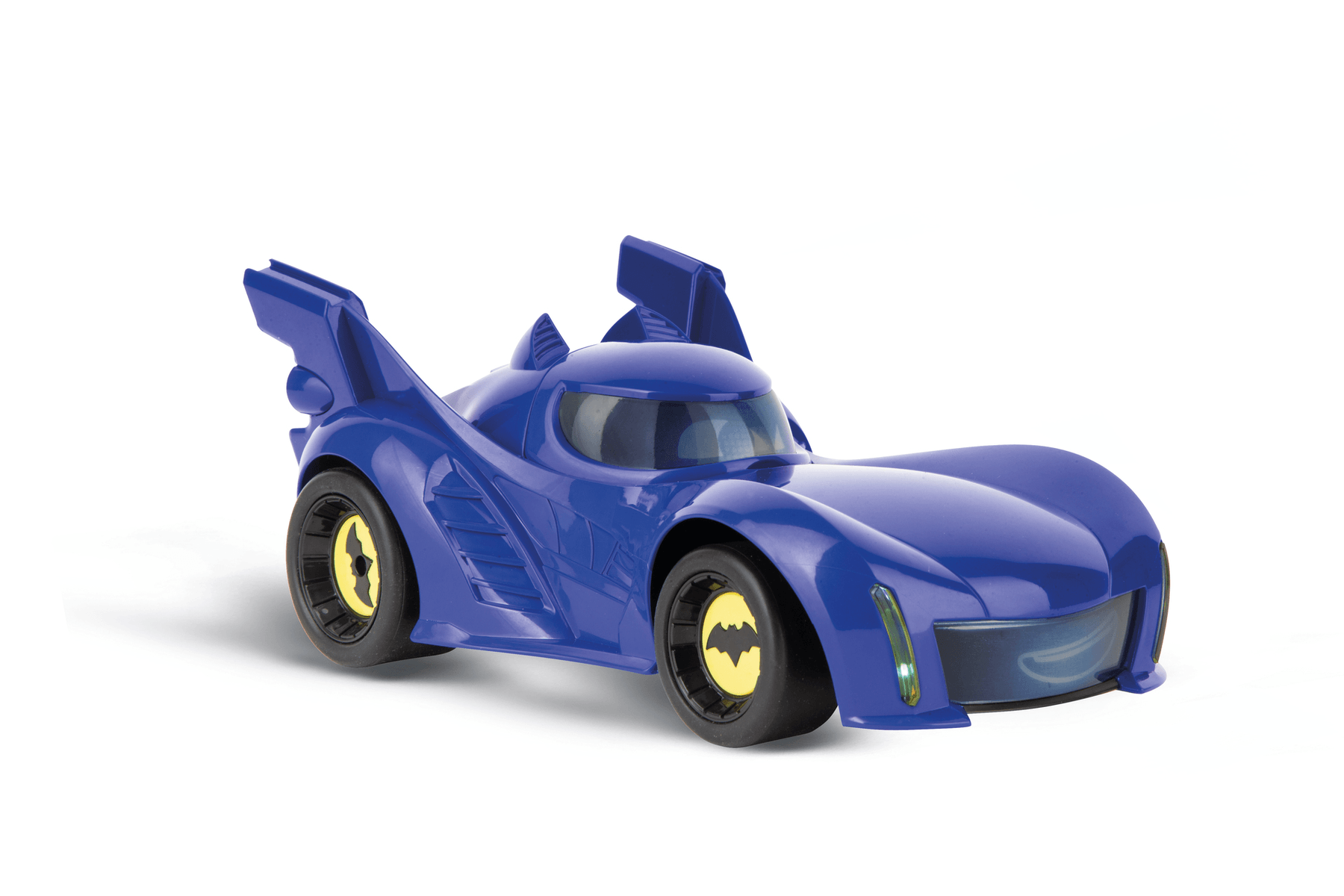 Un carro de juguete azul estilo Batimóvil con emblemas de murciélago amarillos en las ruedas, sobre fondo blanco.