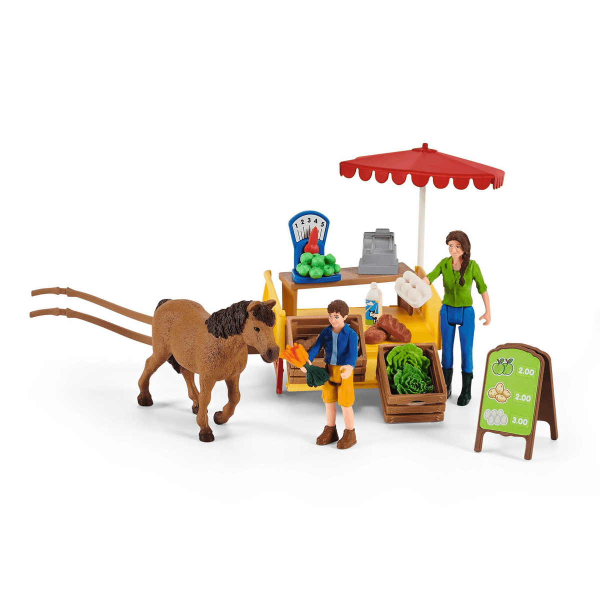 Un puesto de mercado de agricultores de juguete con caballo, figuras, cajas de verduras y sombrilla roja.