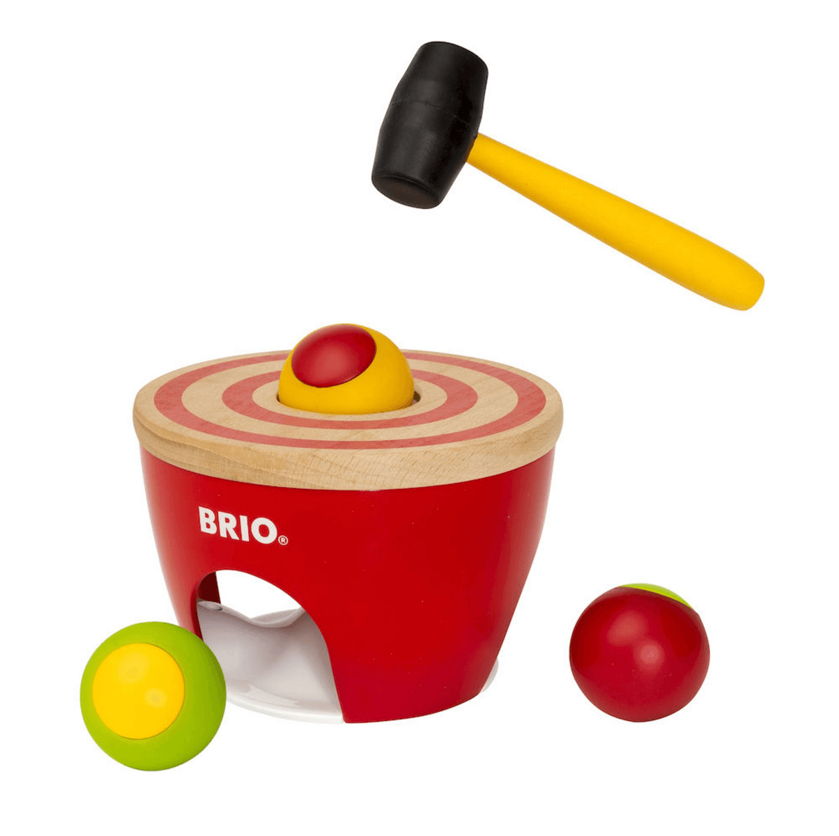 Un juguete de madera Brio rojo con martillo amarillo, bolas de colores y diana.