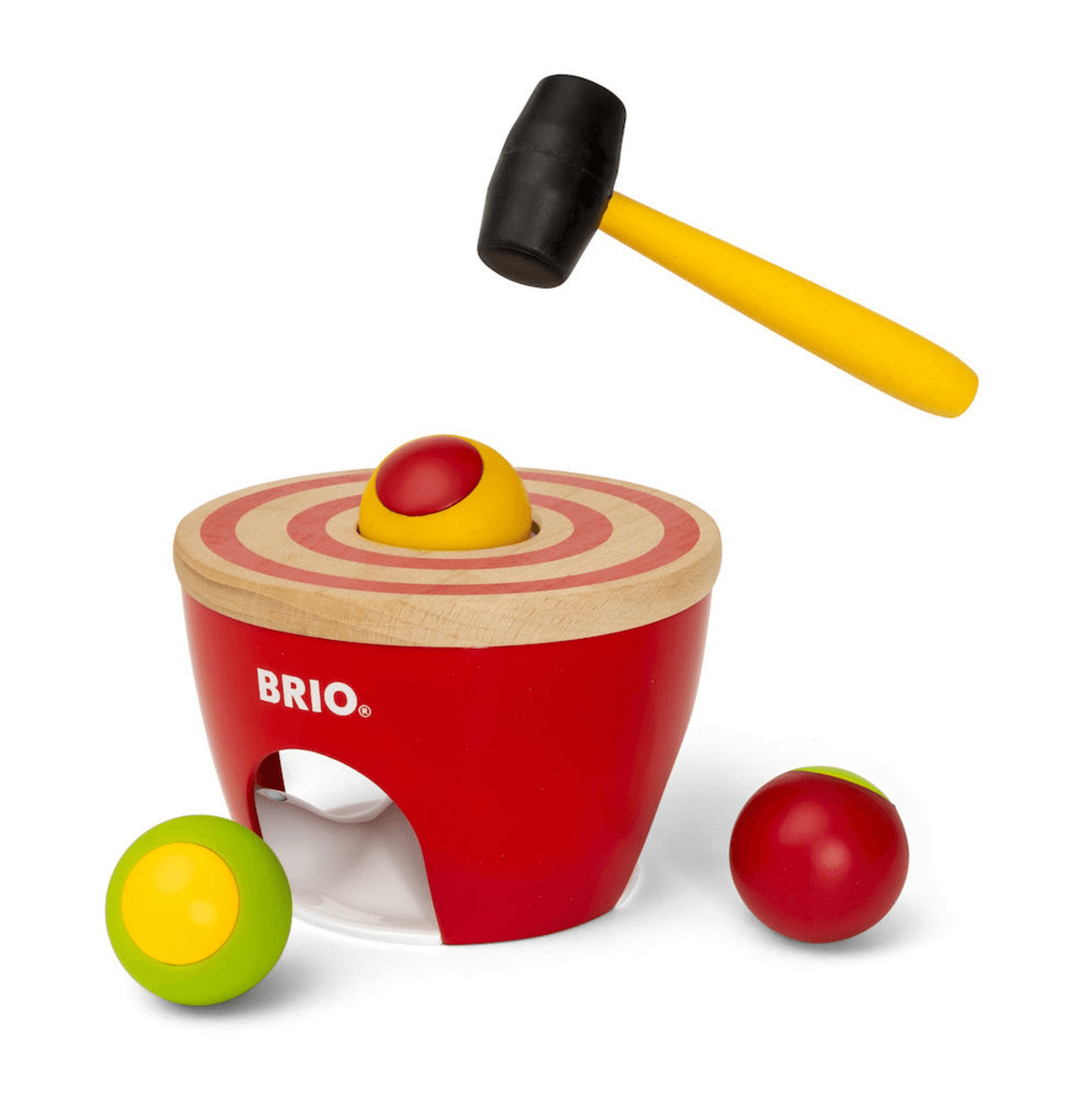 Un juguete de madera rojo de Brio con bolas de colores, un agujero y un martillo amarillo y negro.