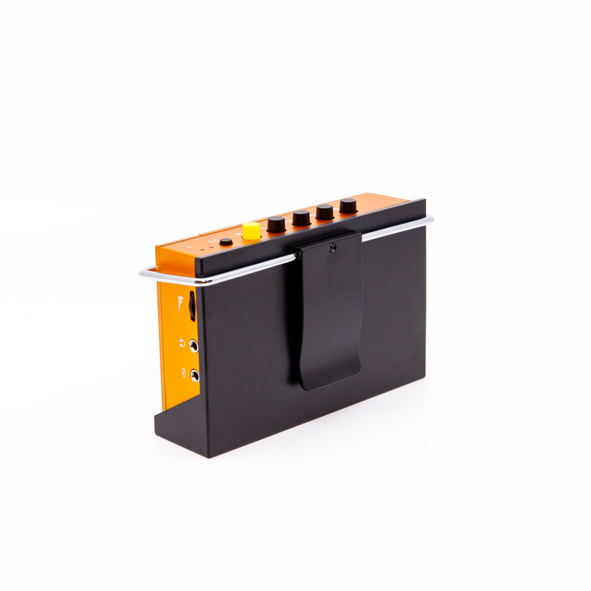 Ein orangefarbenes Audiogerät in einer schwarzen Halterung mit Knöpfen und Anschlüssen auf weißem Hintergrund.