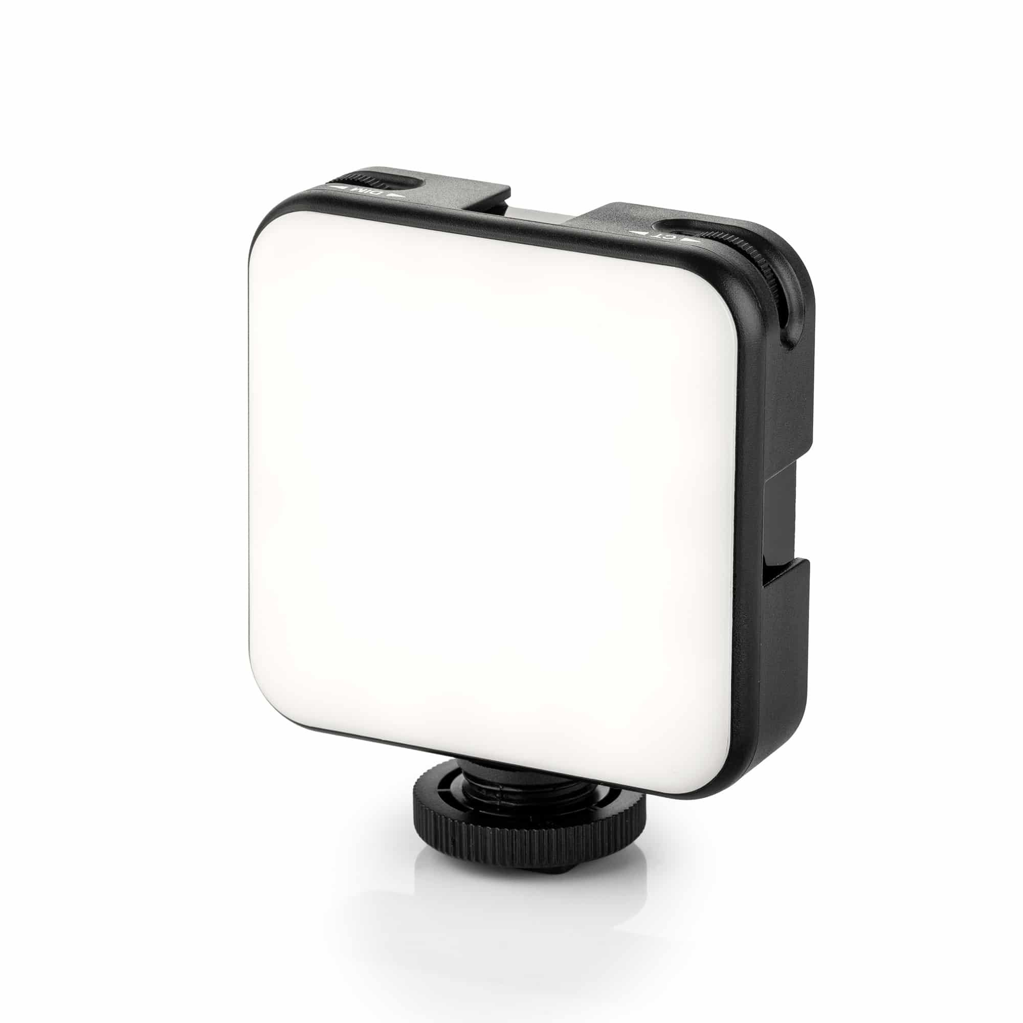 Compact zwart LED-paneel met witte diffuser en bedieningsknoppen op statiefbevestiging tegen witte achtergrond.