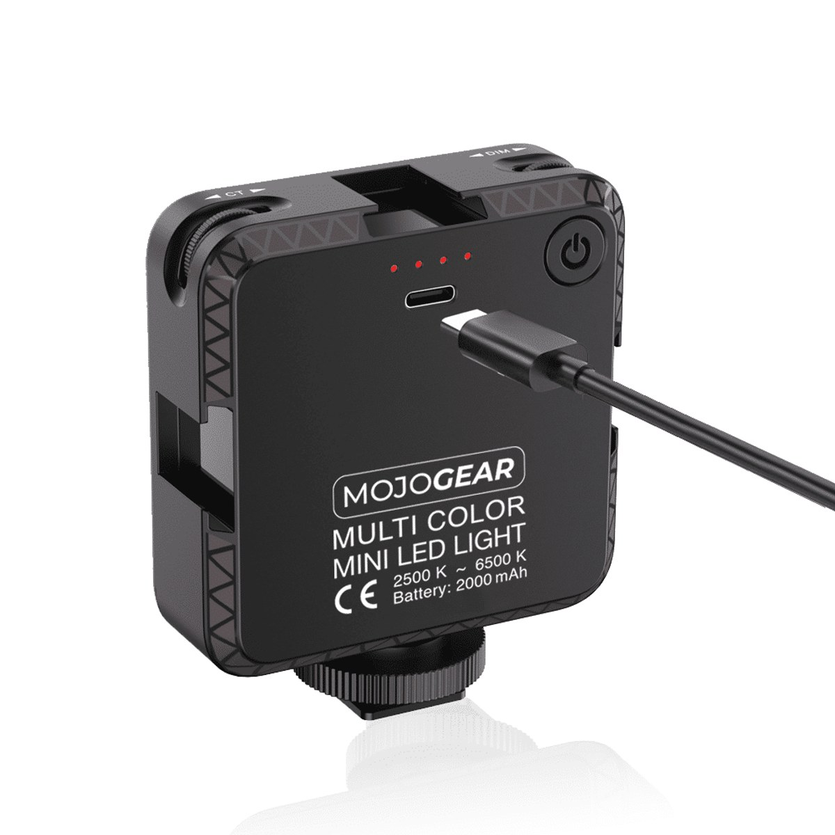 Zwart MojoGear mini LED-lampje met aangesloten USB-C-kabel op een witte achtergrond.