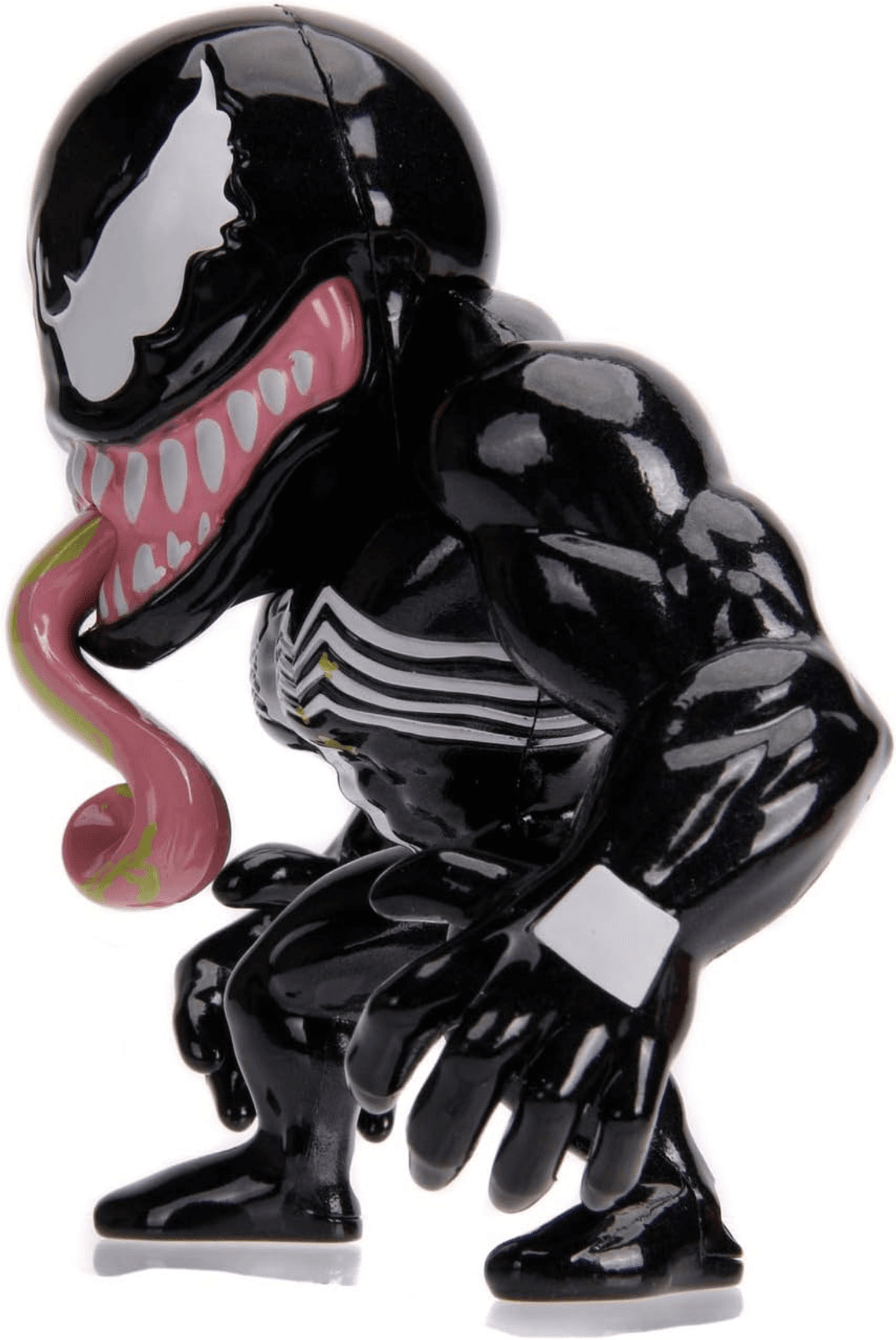 Una figura brillante de Venom con lengua y dientes grandes, agachada sobre un fondo blanco.