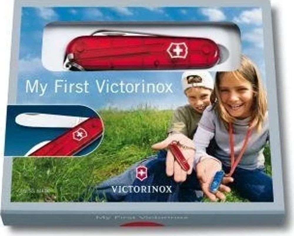 Çim alandaki çocukların yer aldığı My First Victorinox çakı ambalajı.