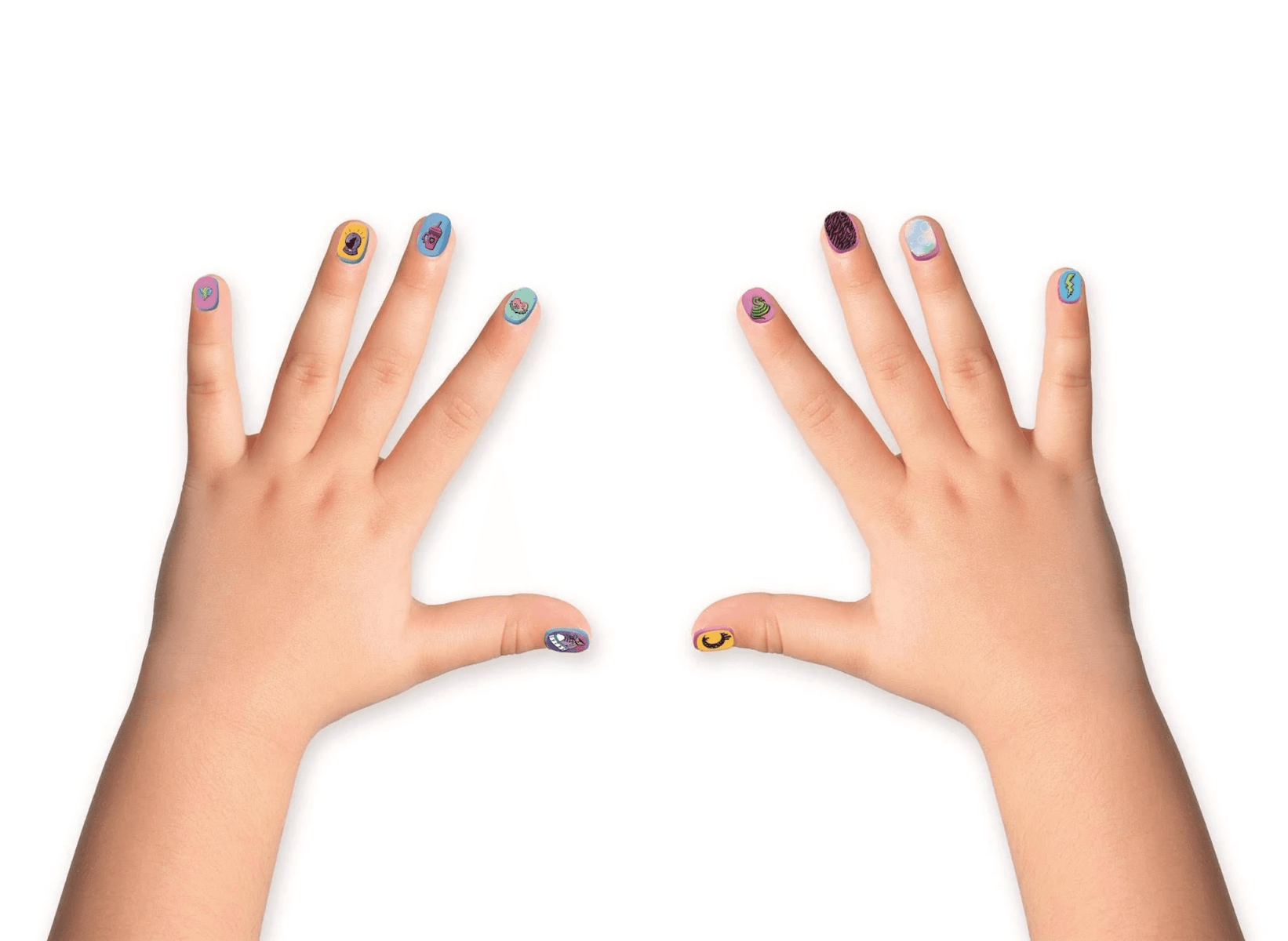 Dos manos con coloridas pegatinas de uñas aplicadas en las uñas contra un fondo blanco.
