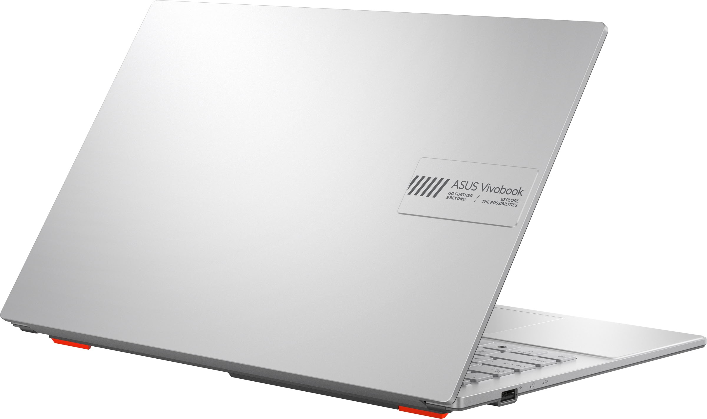 Un ordenador portátil plateado ASUS Vivobook se muestra desde atrás con un logotipo.