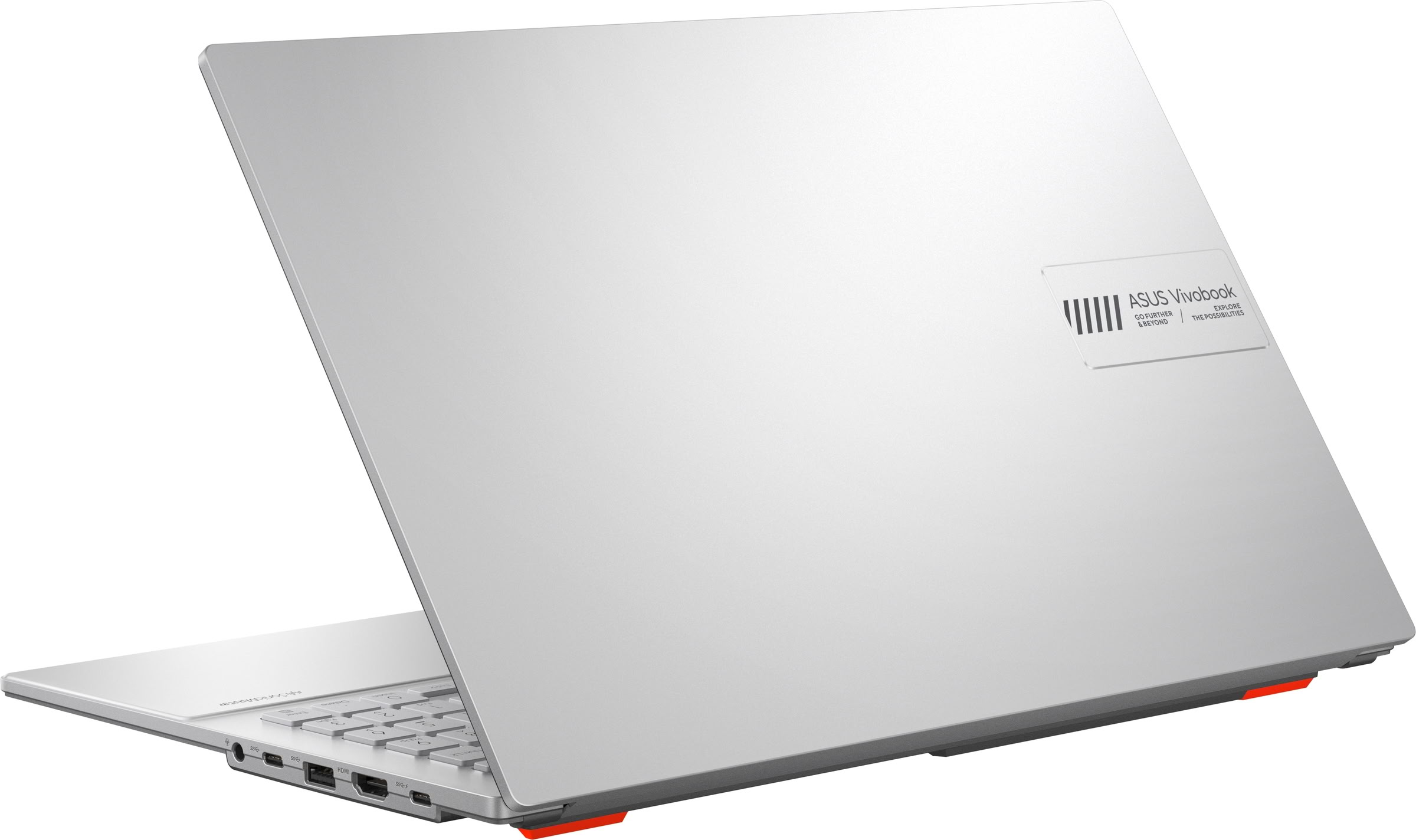 Una computadora portátil ASUS Vivobook plateada abierta sobre una superficie blanca.