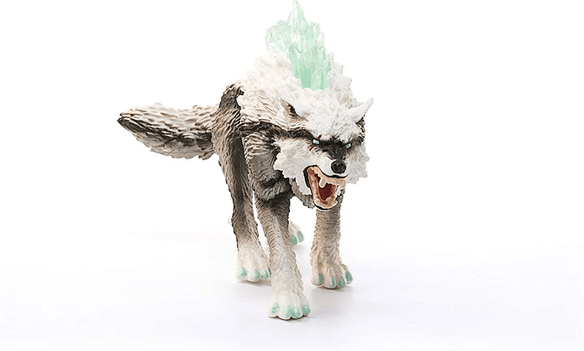 Eine graue Wolfsfigur mit weißen Haaren, grünen Kristallen auf dem Rücken und gefletschten Zähnen auf weißem Grund.