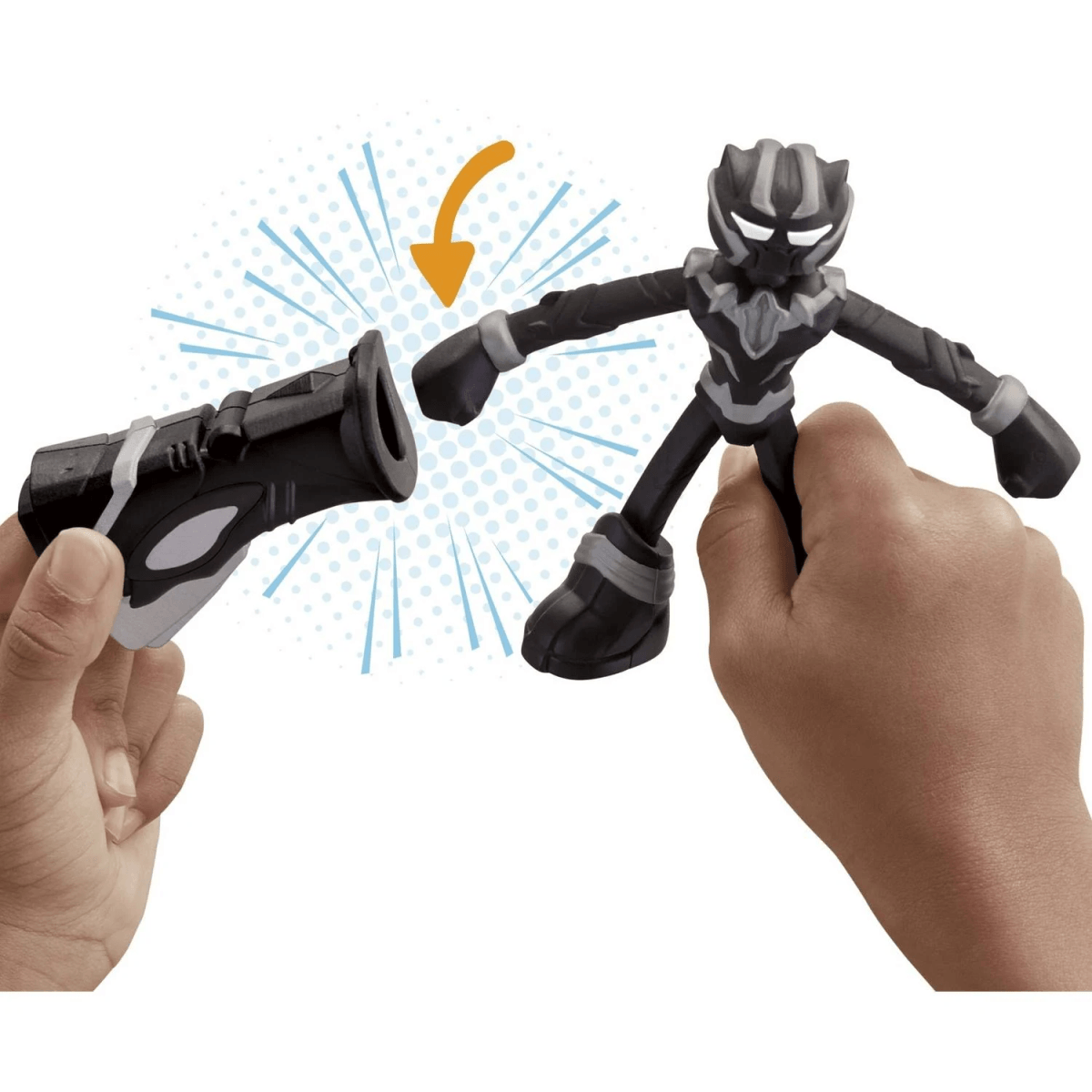Las manos sostienen una figura de acción de Black Panther y un accesorio sobre fondo blanco.