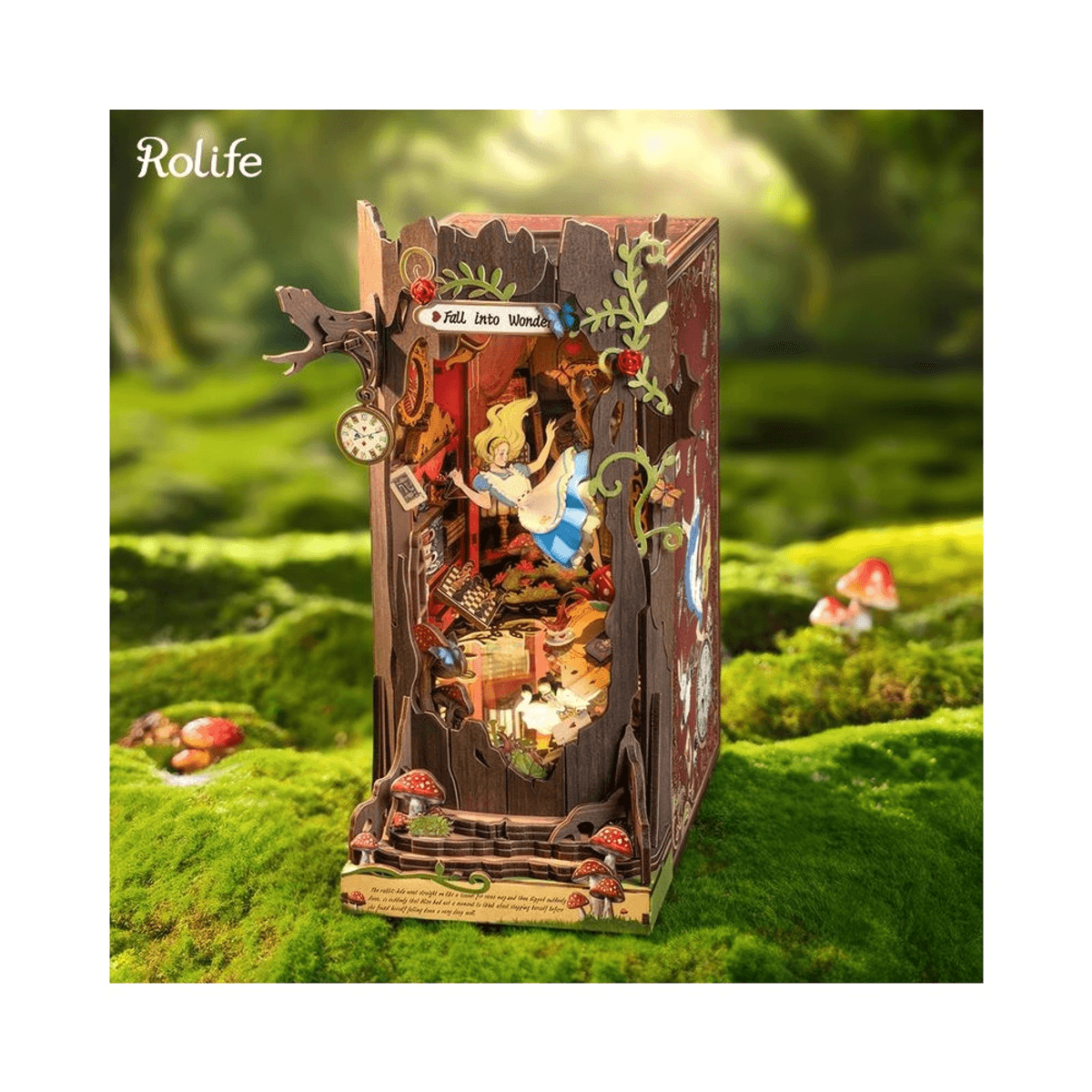 Un diorama de madera de Alicia en el País de las Maravillas en un paisaje cubierto de musgo.