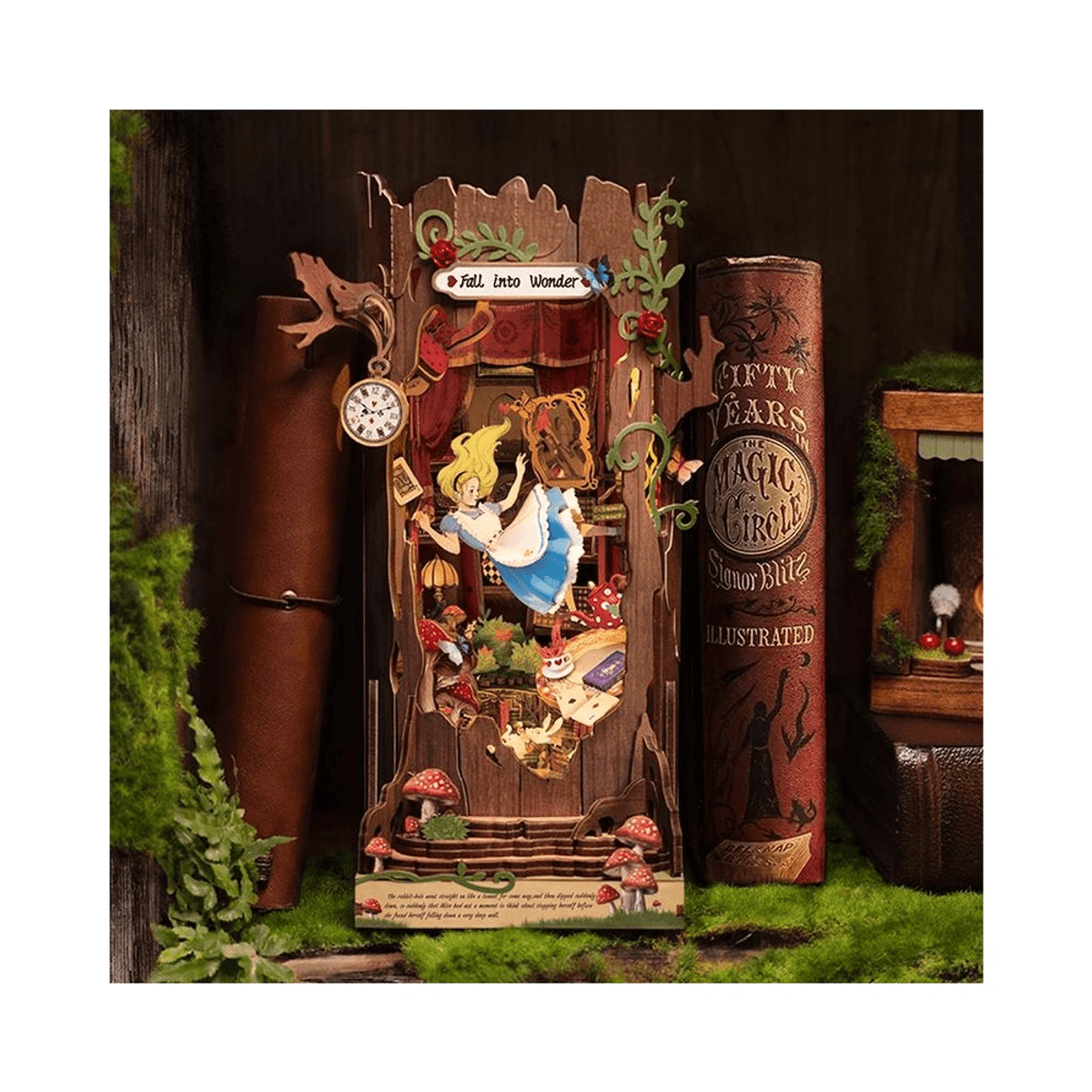 Un diorama de madera de Alicia en el país de las maravillas entre dos libros, con musgo y setas.