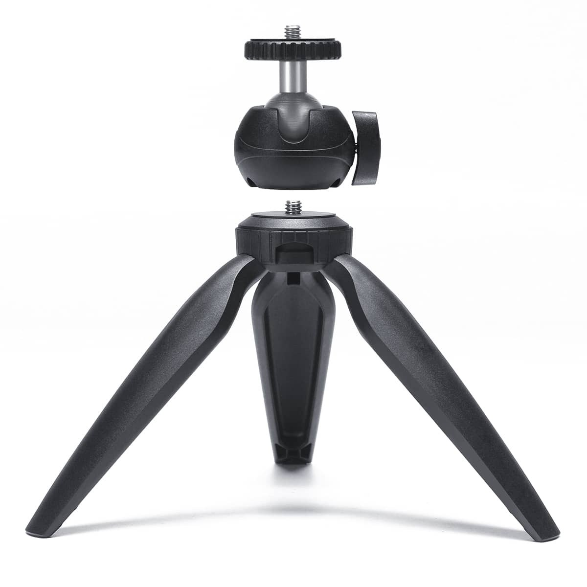 Un petit trépied de table noir avec rotule amovible sur fond clair.