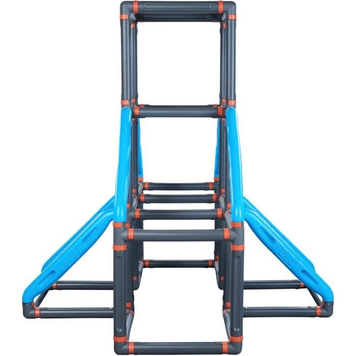 Ein Klettergerüst aus grauen und blauen Rohren mit orangefarbenen Verbindungsstücken.