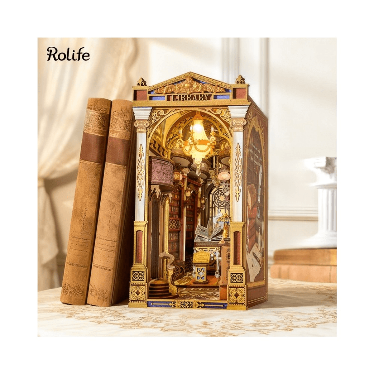 Un rincón de libros en miniatura de Rolife iluminado sobre una mesa entre dos libros antiguos con interior detallado.