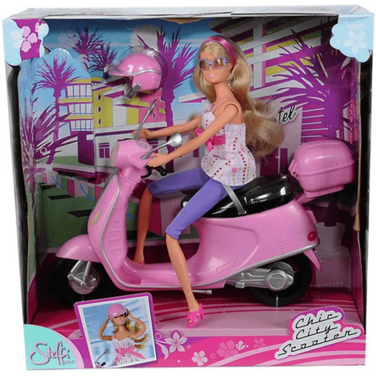 Eine blonde Modepuppe sitzt in ihrer Verpackung auf einem pinken Spielzeugroller mit passendem Helm und tropischem Hintergrund.