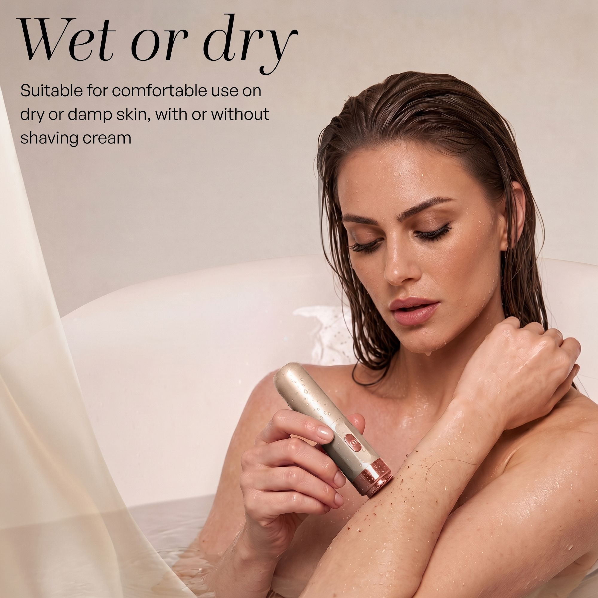 Une femme dans une baignoire utilise un rasoir étanche doré sur son bras.