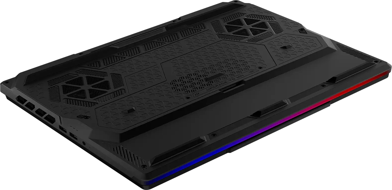 RGB aydınlatmalı ve soğutma delikli siyah bir oyun dizüstü bilgisayarının alt kısmı.