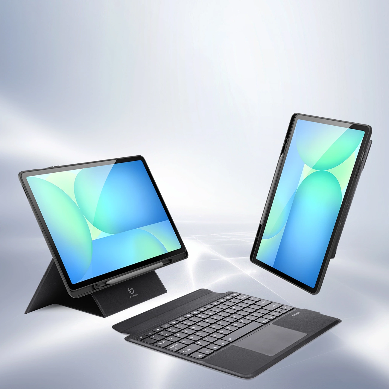 Due tablet neri con schermi blu e verdi, una tastiera e una penna su uno sfondo grigio chiaro.