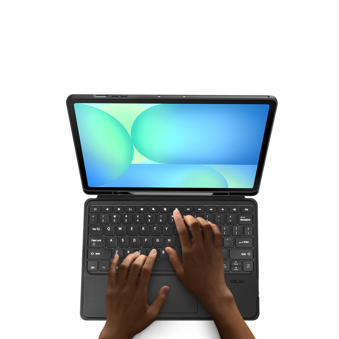 Vista dall'alto di un tablet nero con custodia a tastiera e mani che digitano, su sfondo bianco.