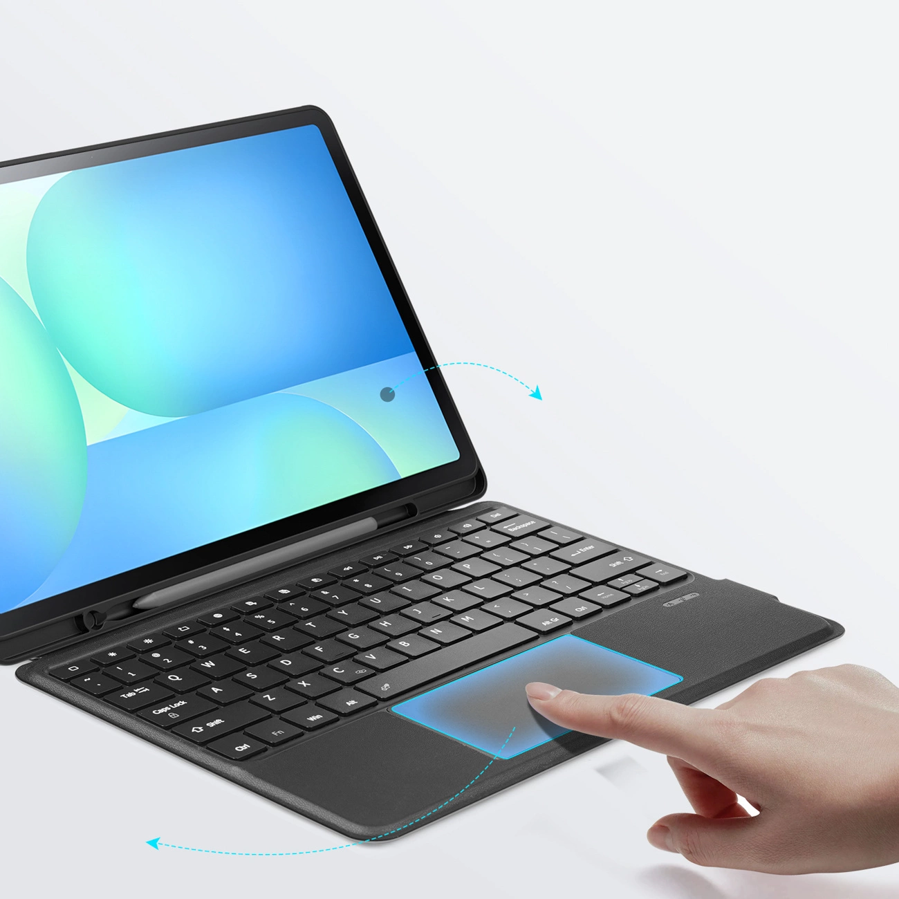 Un dito tocca il touchpad di una tastiera per tablet nera su sfondo bianco.