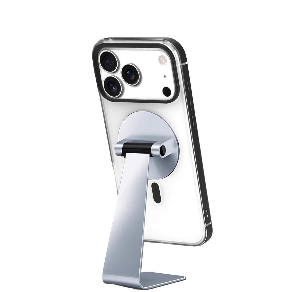 Beyaz arkaplanda gümüş renkli metal standa yerleştirilmiş kılıflı akıllı telefonun arkası.