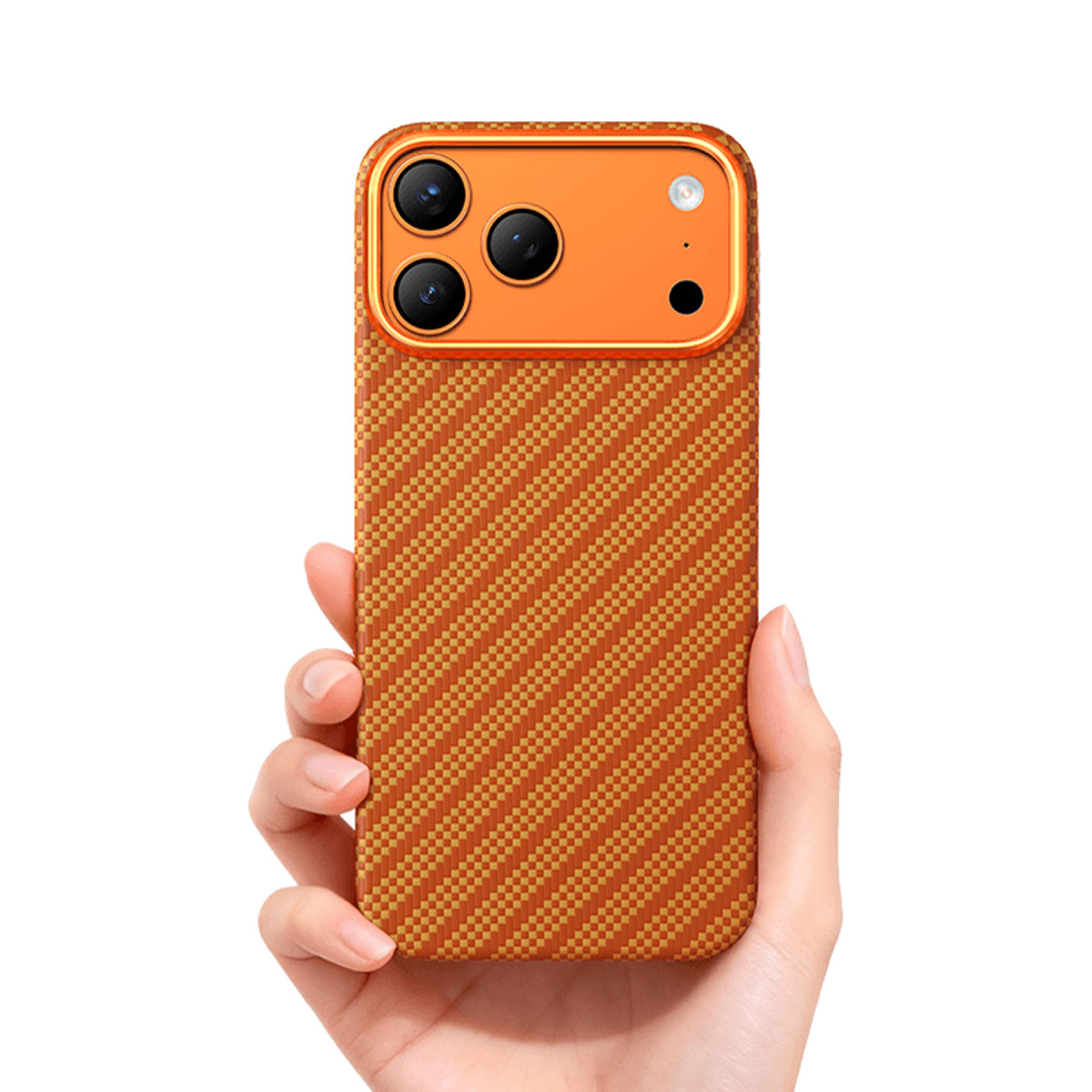 Bir el, turuncu-kahverengi ekose desenli kılıfa ve üç kameraya sahip bir akıllı telefon tutuyor.