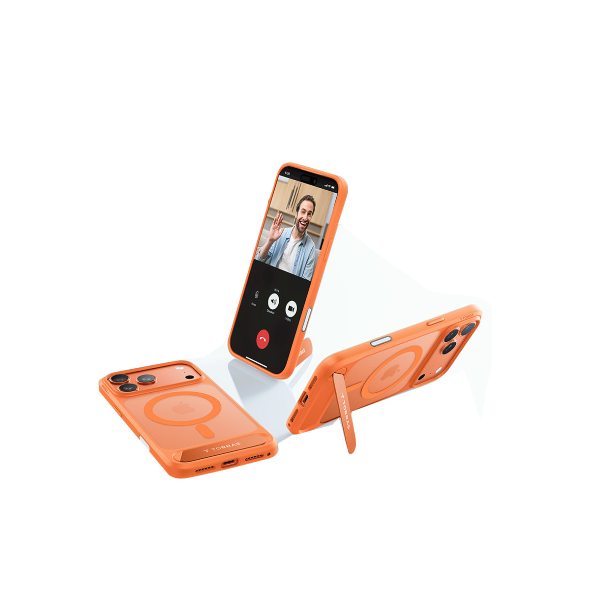 Kılıflı üç turuncu iPhone; biri görüntülü arama ekranıyla ayakta, ikisi sırtı dönük yatıyor.