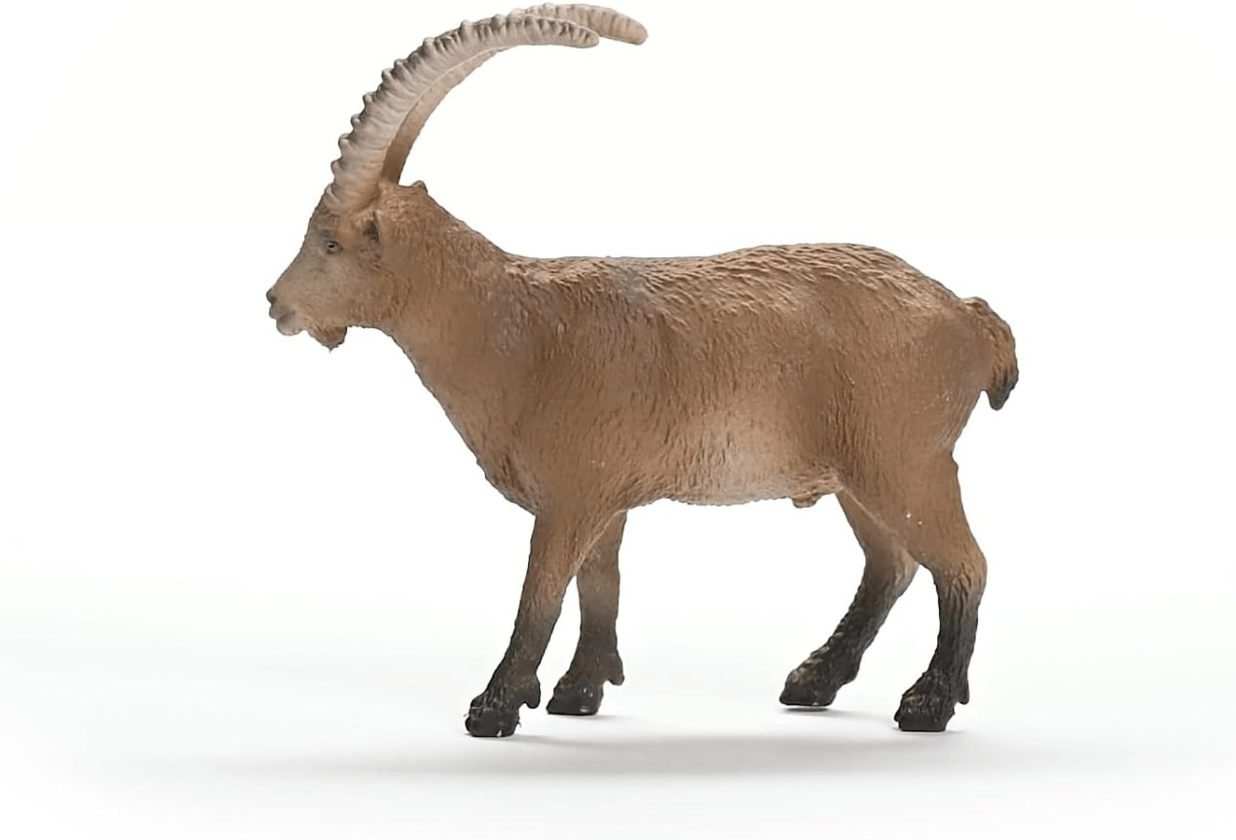 Figura de juguete de una cabra montés alpina marrón con cuernos largos y curvados sobre fondo blanco.
