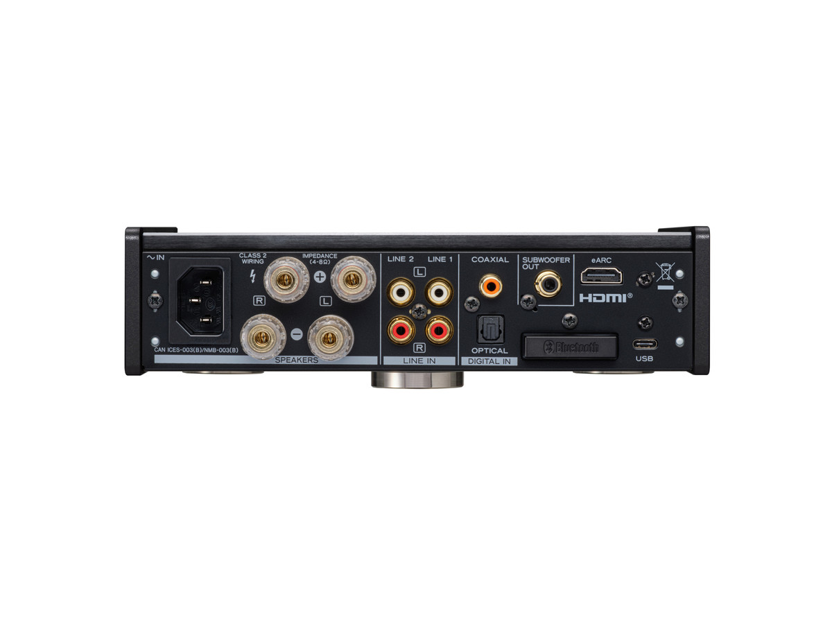 El panel trasero de un amplificador de audio que muestra corriente, terminales de altavoz, entradas de línea, coaxial, óptica, HDMI y USB.