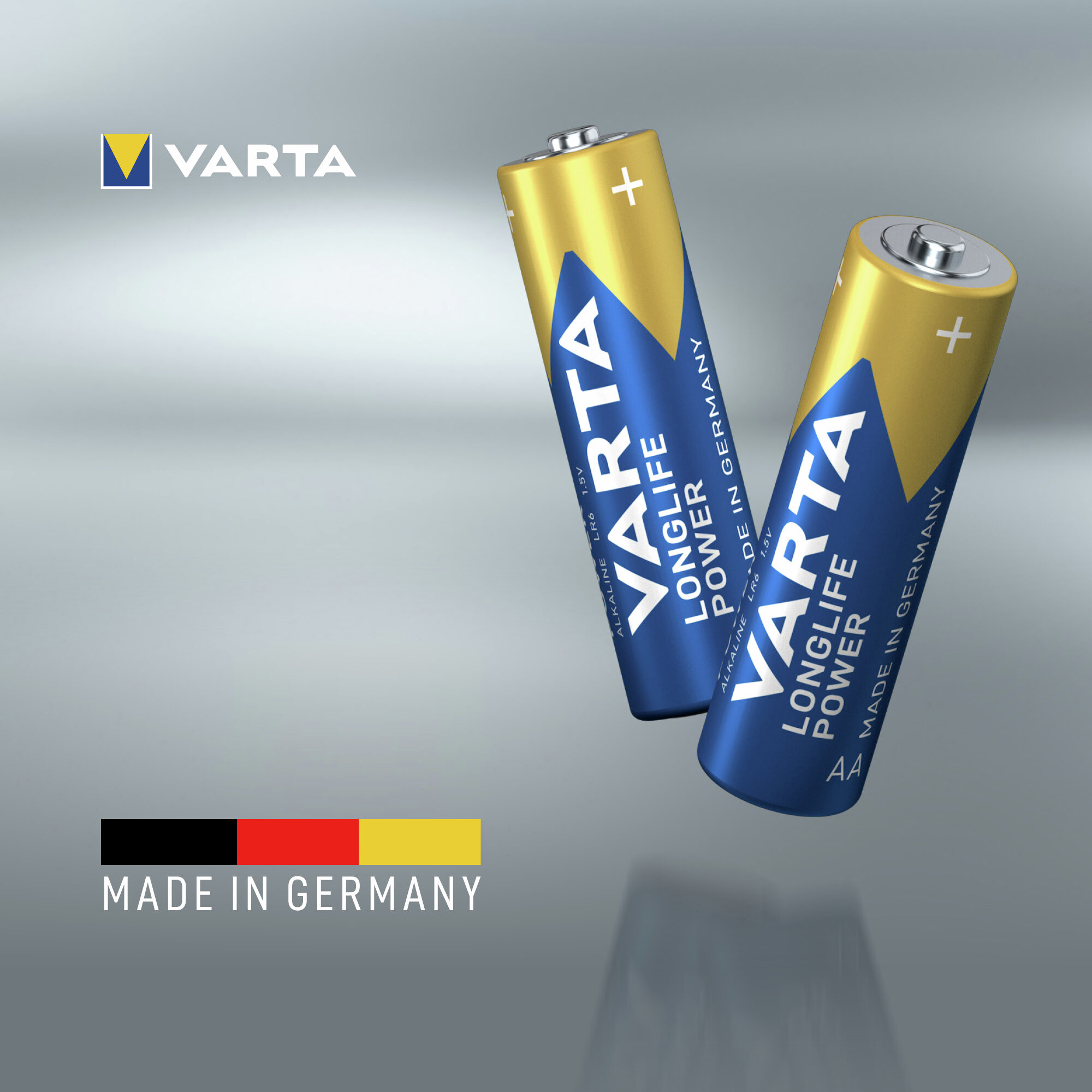 Due batterie AA Varta Longlife Power sono inclinate su una superficie argentata con il logo Made in Germany.