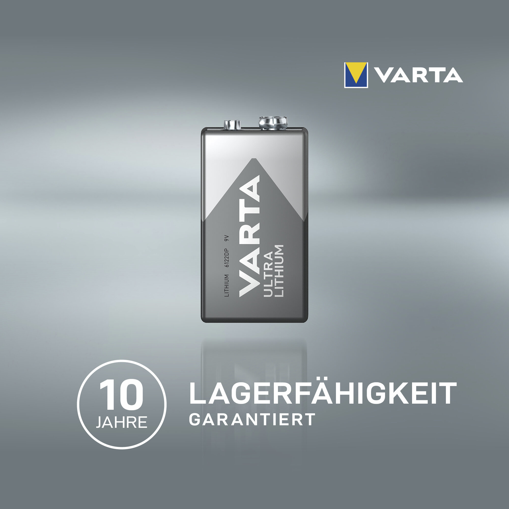 Una batteria Varta Ultra Lithium 9V grigia su sfondo grigio con testo che garantisce 10 anni di conservazione.