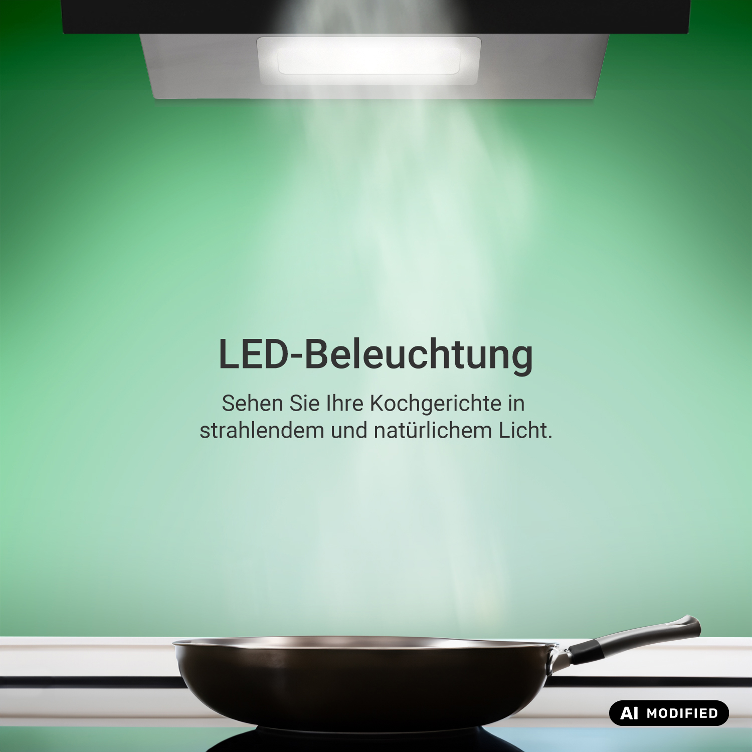 Una cappa aspirante con illuminazione a LED illumina una padella su un piano cottura contro una parete verde.