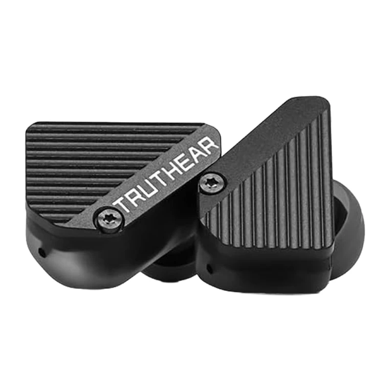 Auriculares intrauditivos negros con placas frontales estriadas y tornillos visibles, mostrando la marca Truthear.