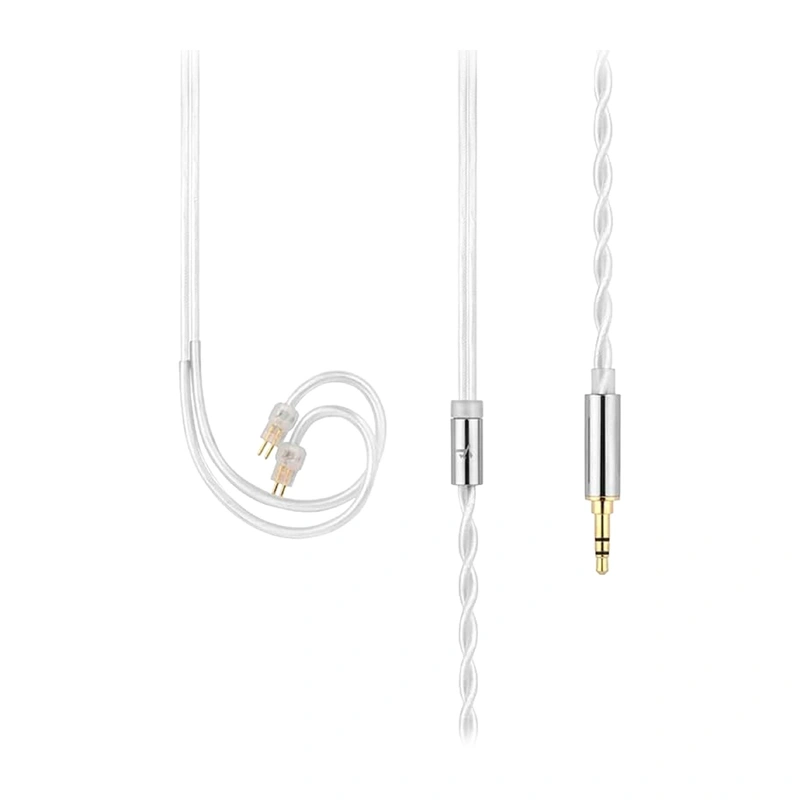 Cables de auriculares blancos con conectores y enchufes dorados sobre fondo blanco.