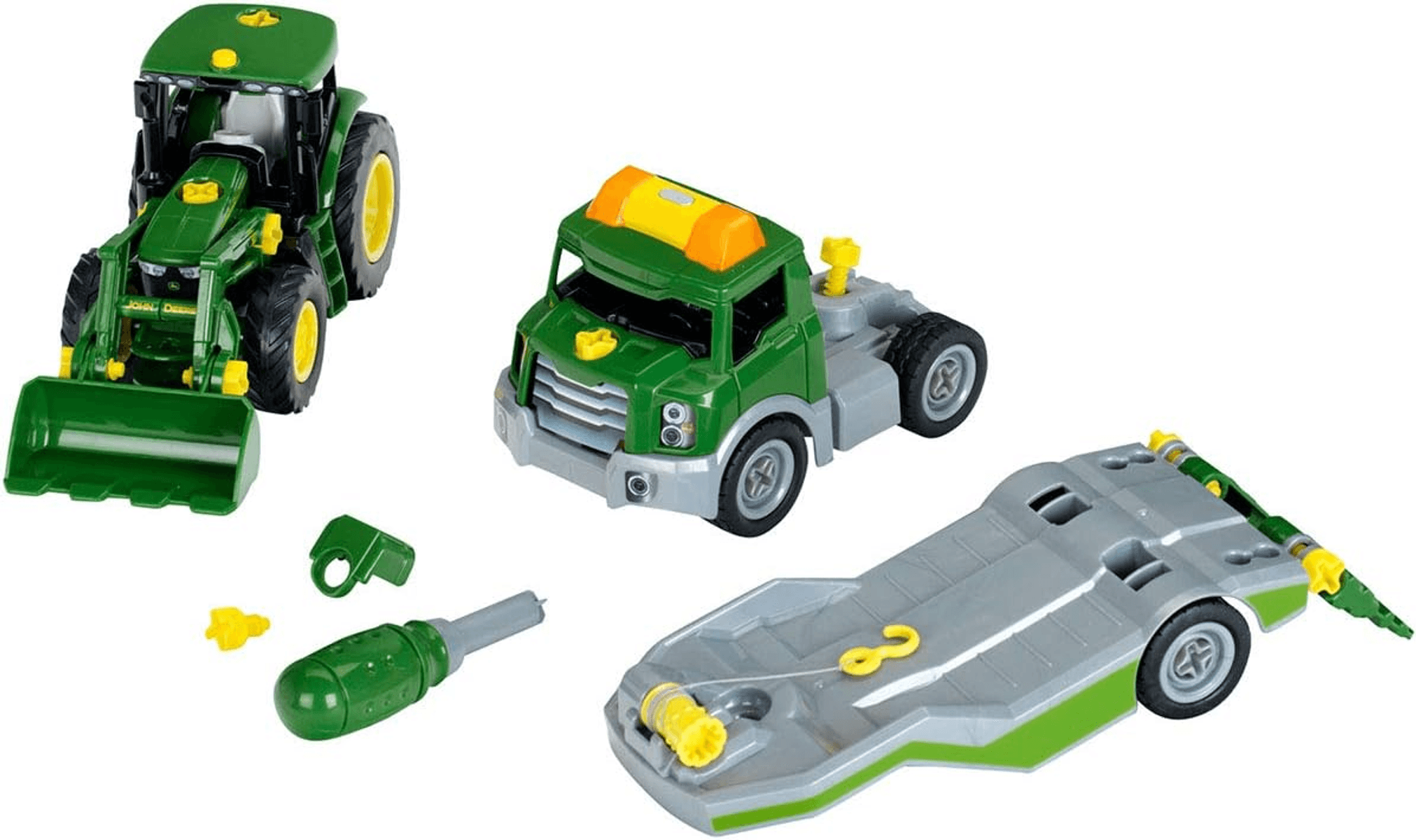 Juego de tractor y camión de juguete verde con remolque, herramientas y piezas pequeñas sobre fondo blanco.
