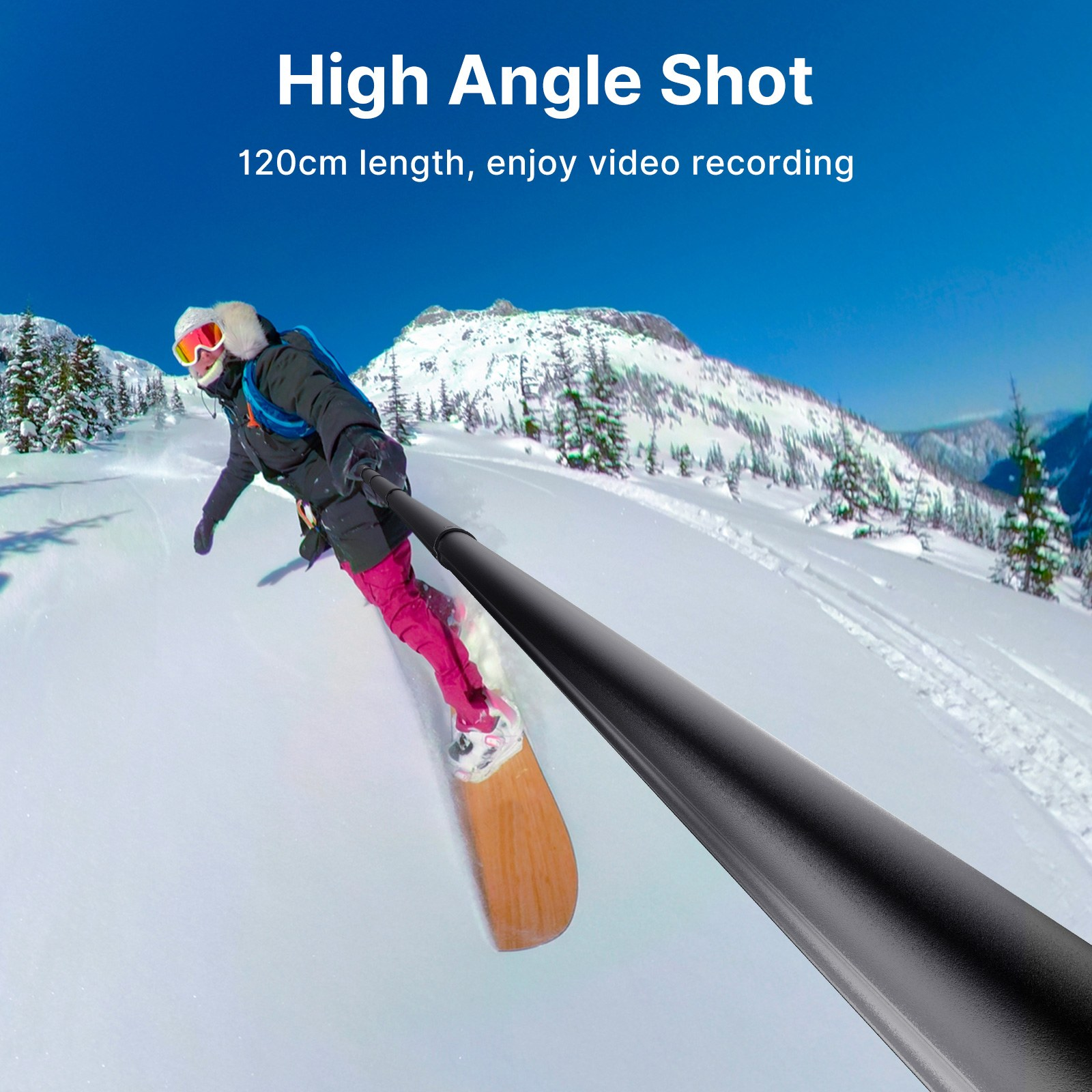 Snowboardzista film sich selfie stickiem na zaśnieżonym stoku w tle z górami.