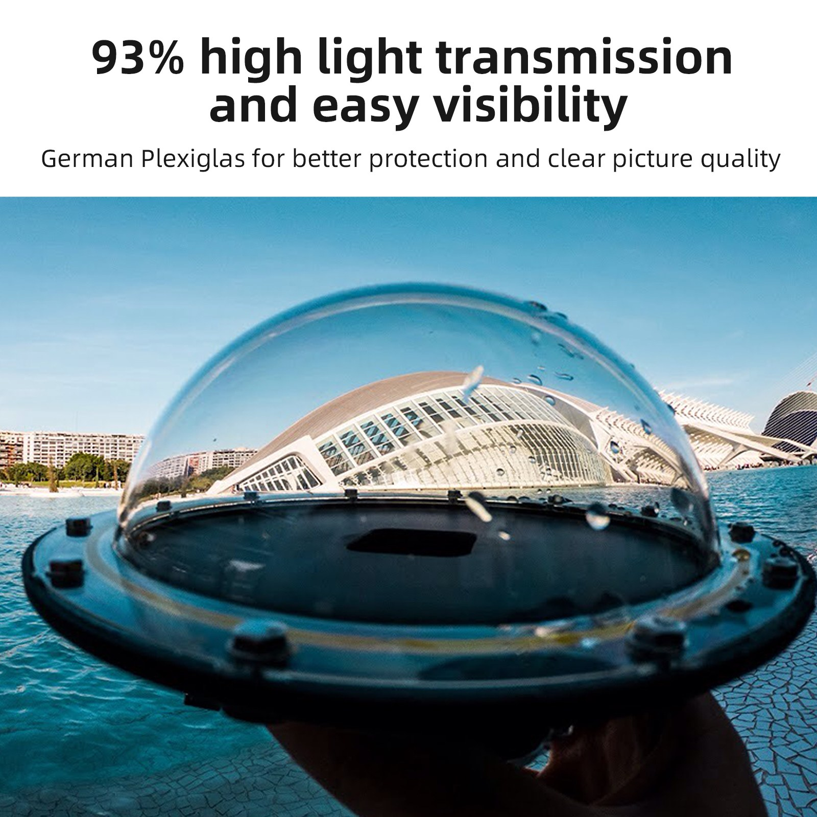 Een heldere onderwaterdome die een modern gebouw toont.