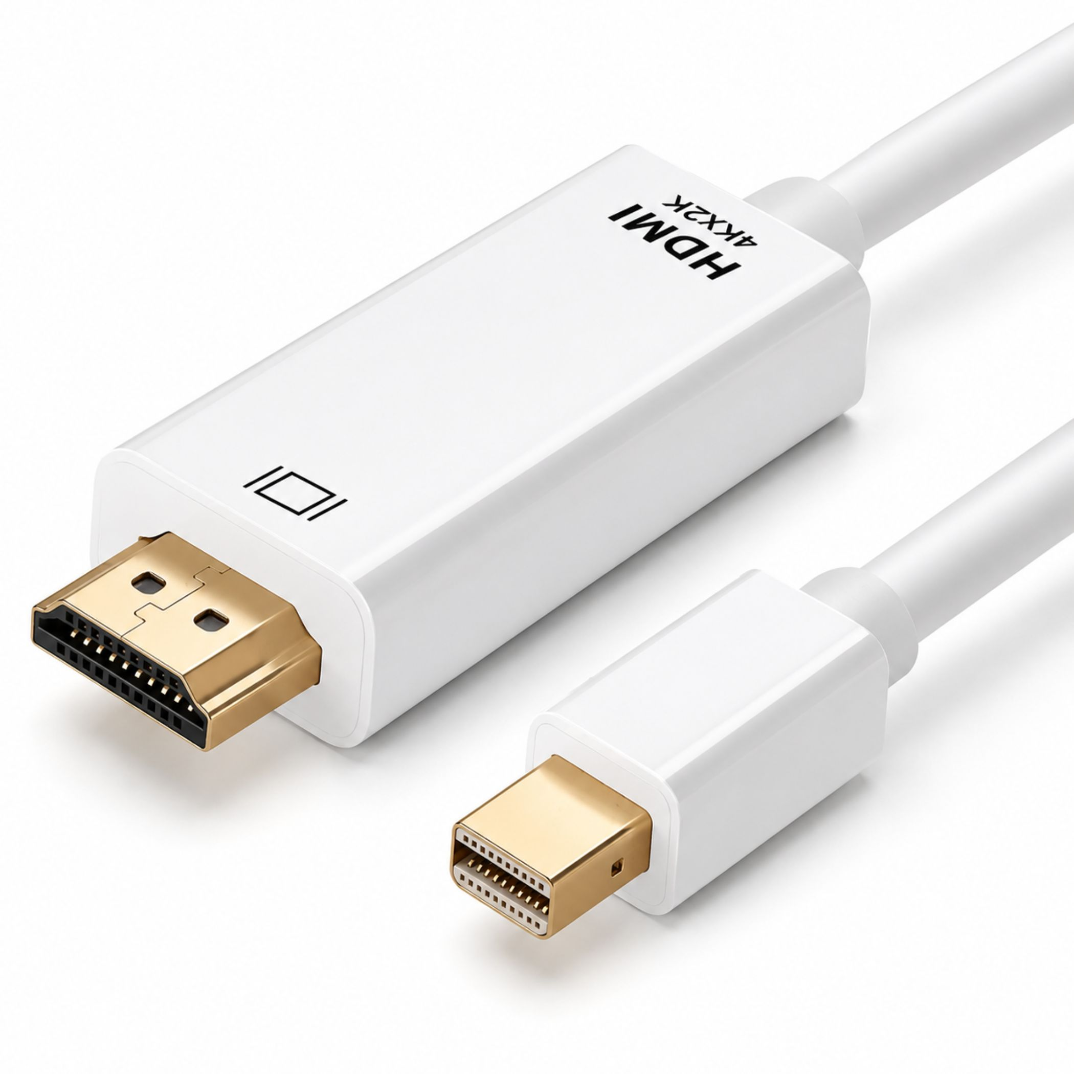 Ein weißes HDMI-zu-Mini-DisplayPort-Kabel mit vergoldeten Anschlüssen auf weißem Hintergrund.