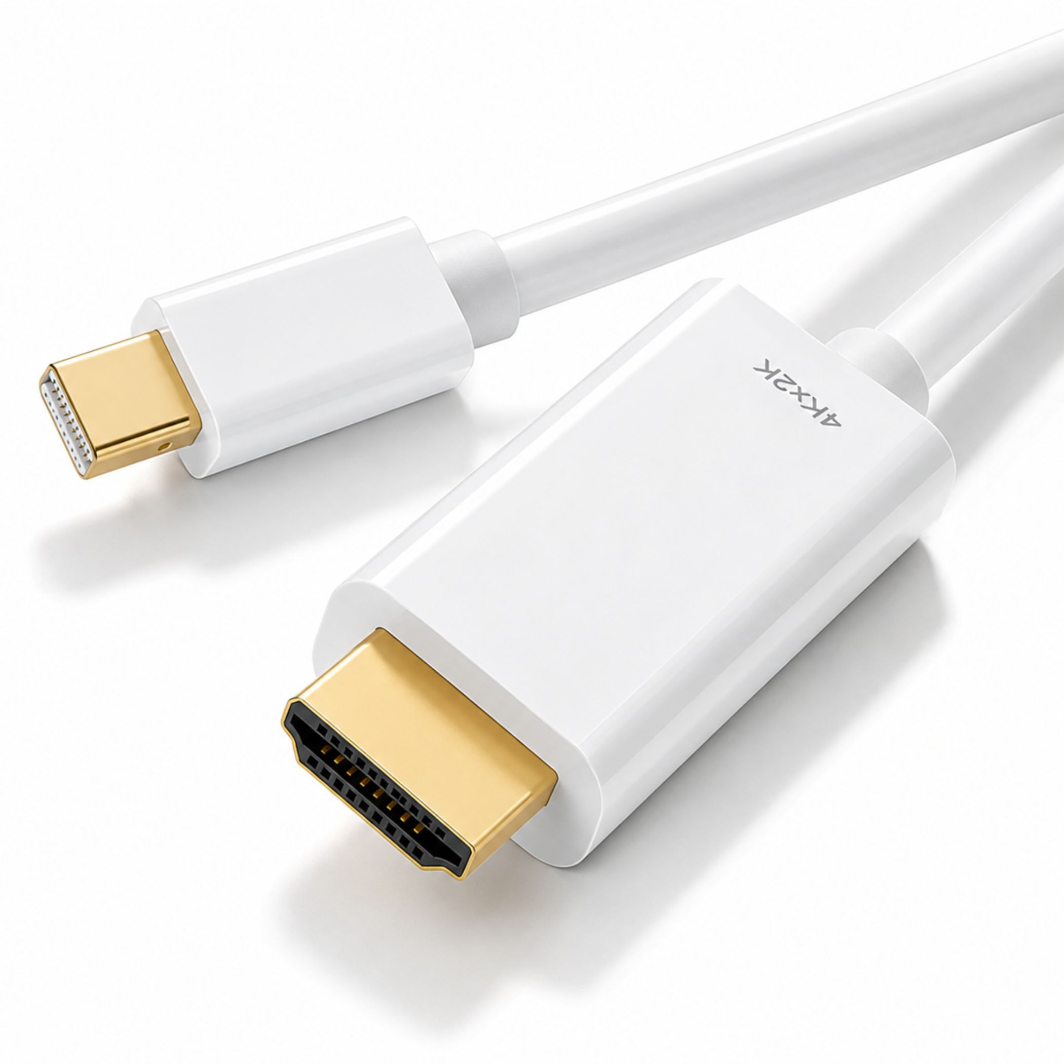 Ein weißes HDMI- und USB-C-Adapterkabel mit vergoldeten Anschlüssen auf weißem Hintergrund.