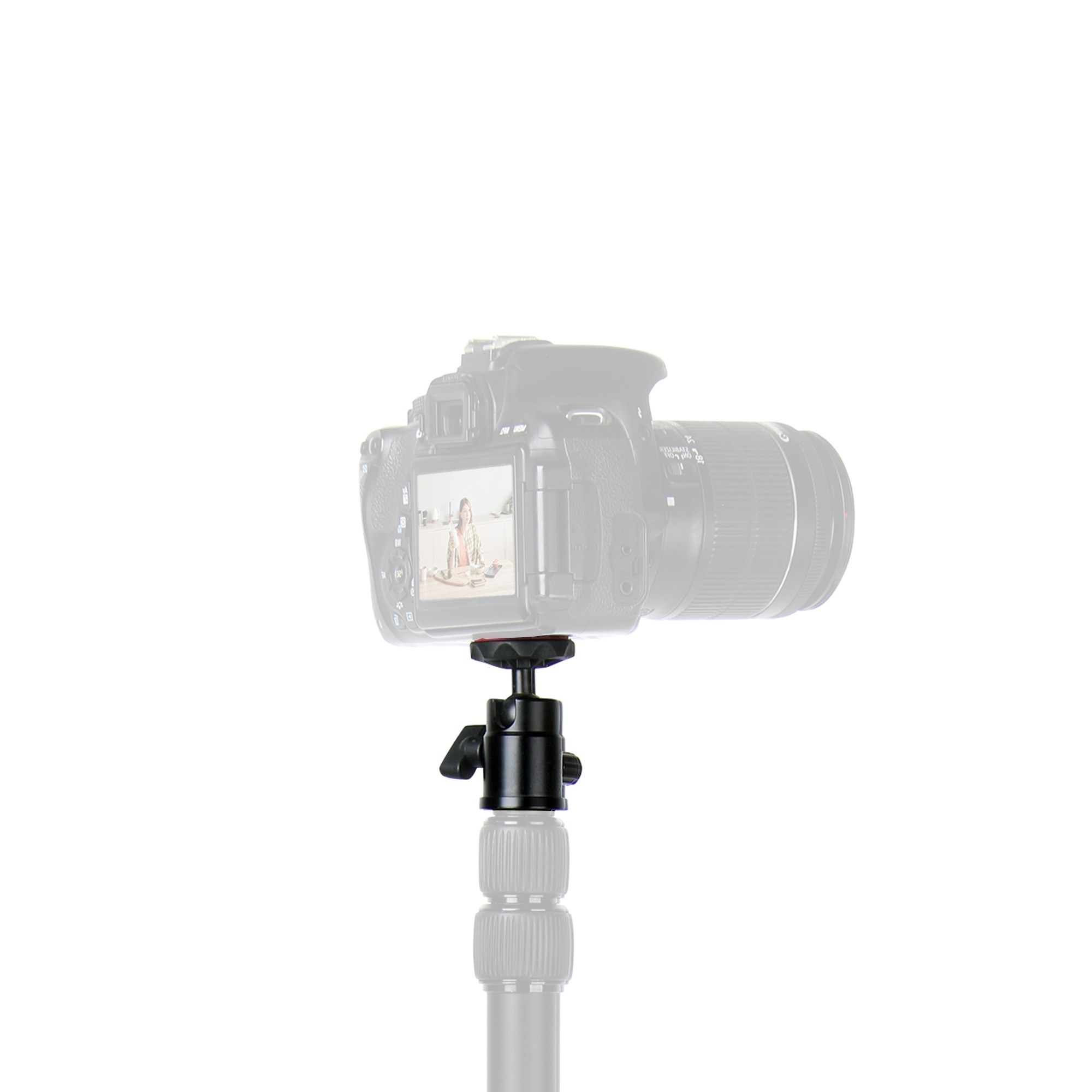 Een zwarte DSLR-camera op een zwart statief tegen een witte achtergrond.