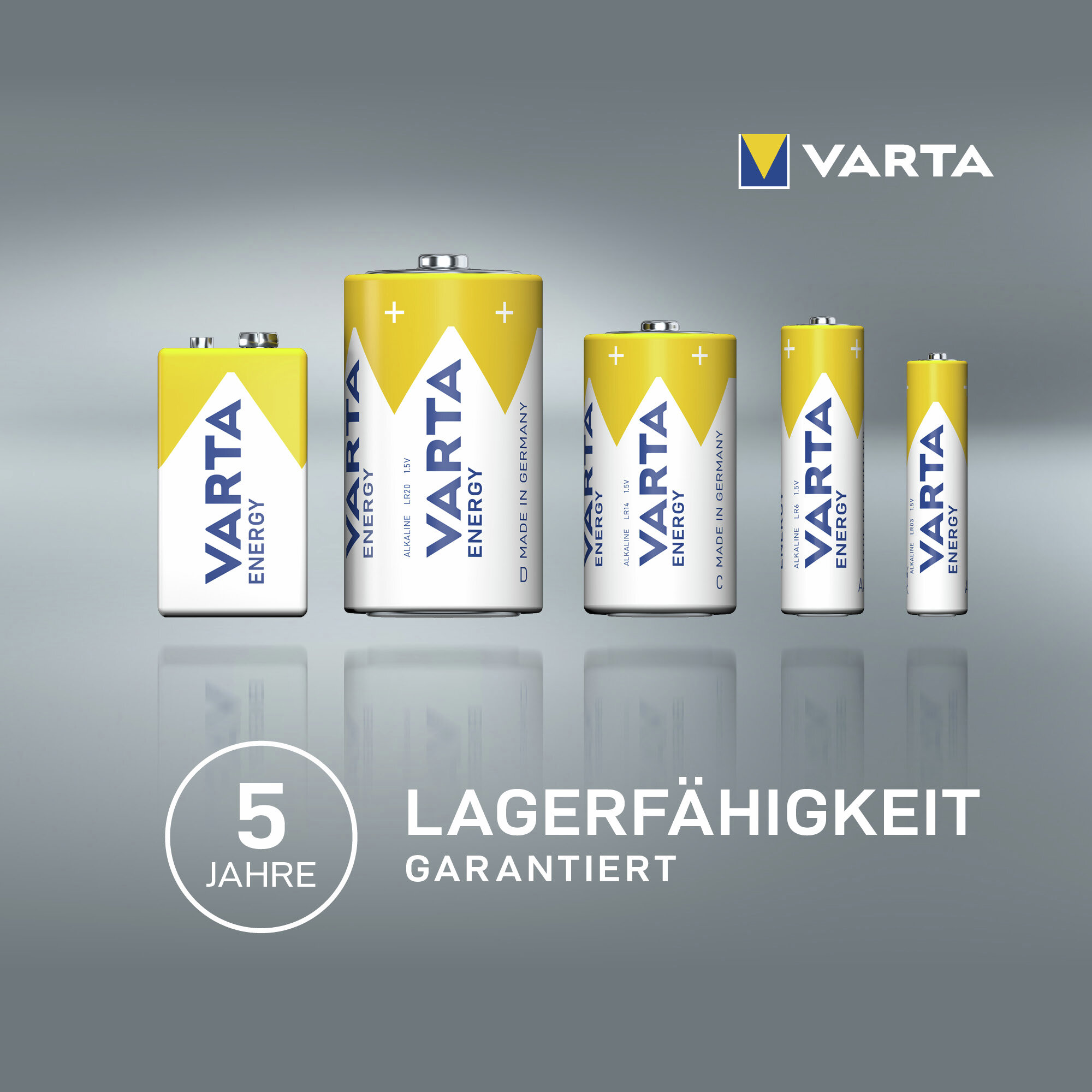 Fünf verschiedene gelb-weiße Varta-Akkus stehen in einer Reihe auf einer spiegelnden, grauen Oberfläche.
