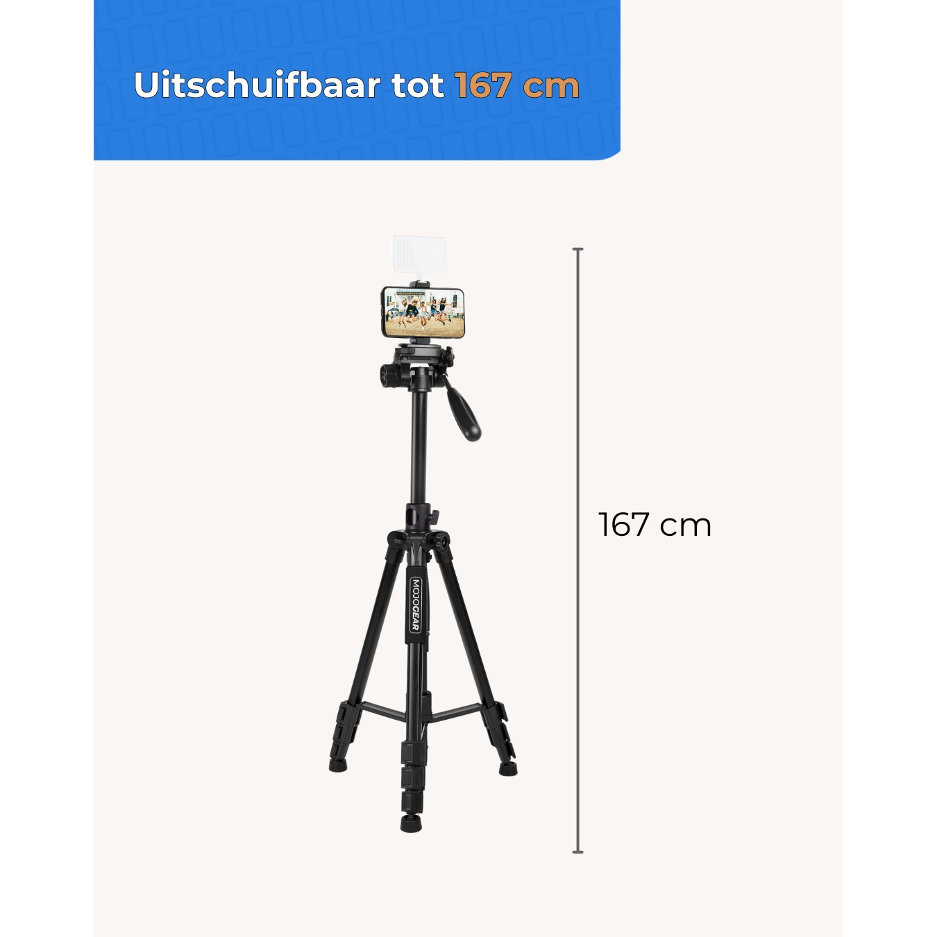 Un trépied noir avec smartphone et lumière, extensible à 167 cm de hauteur.