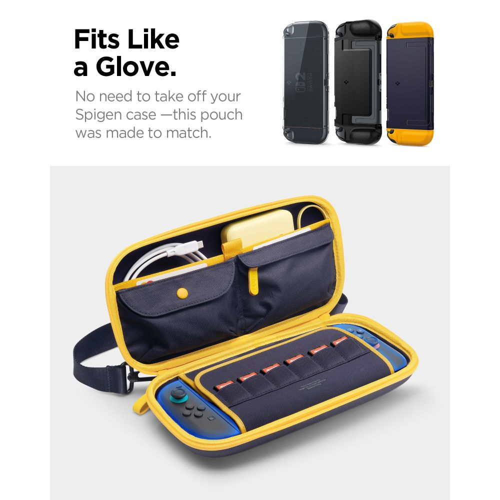 Una custodia da trasporto aperta blu scuro e gialla contenente una console Nintendo Switch e accessori.